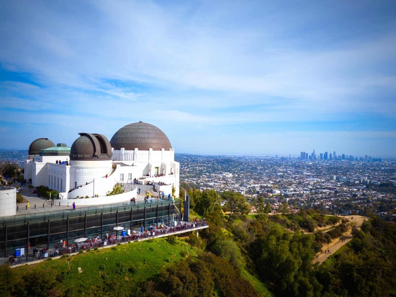 Griffith-observatory-los-angeles-day-time.skyline-los-angeles-with a cloudy sky and  hiking trails